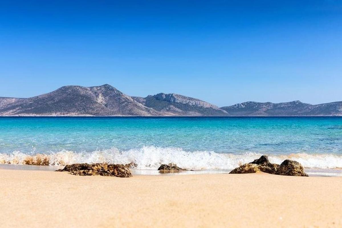 plaža s skalami, oceanom in gorami