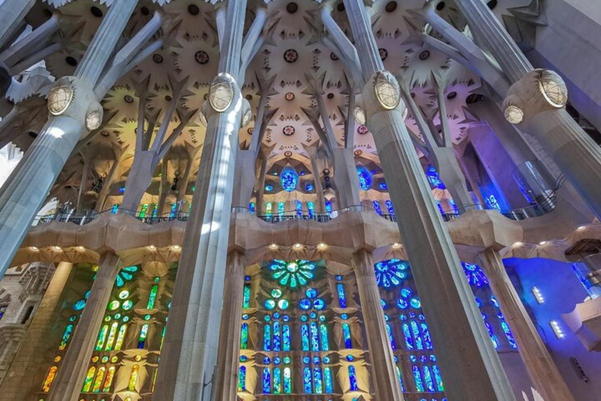 sebuah katedral dengan tiang dan tingkap kaca berwarna