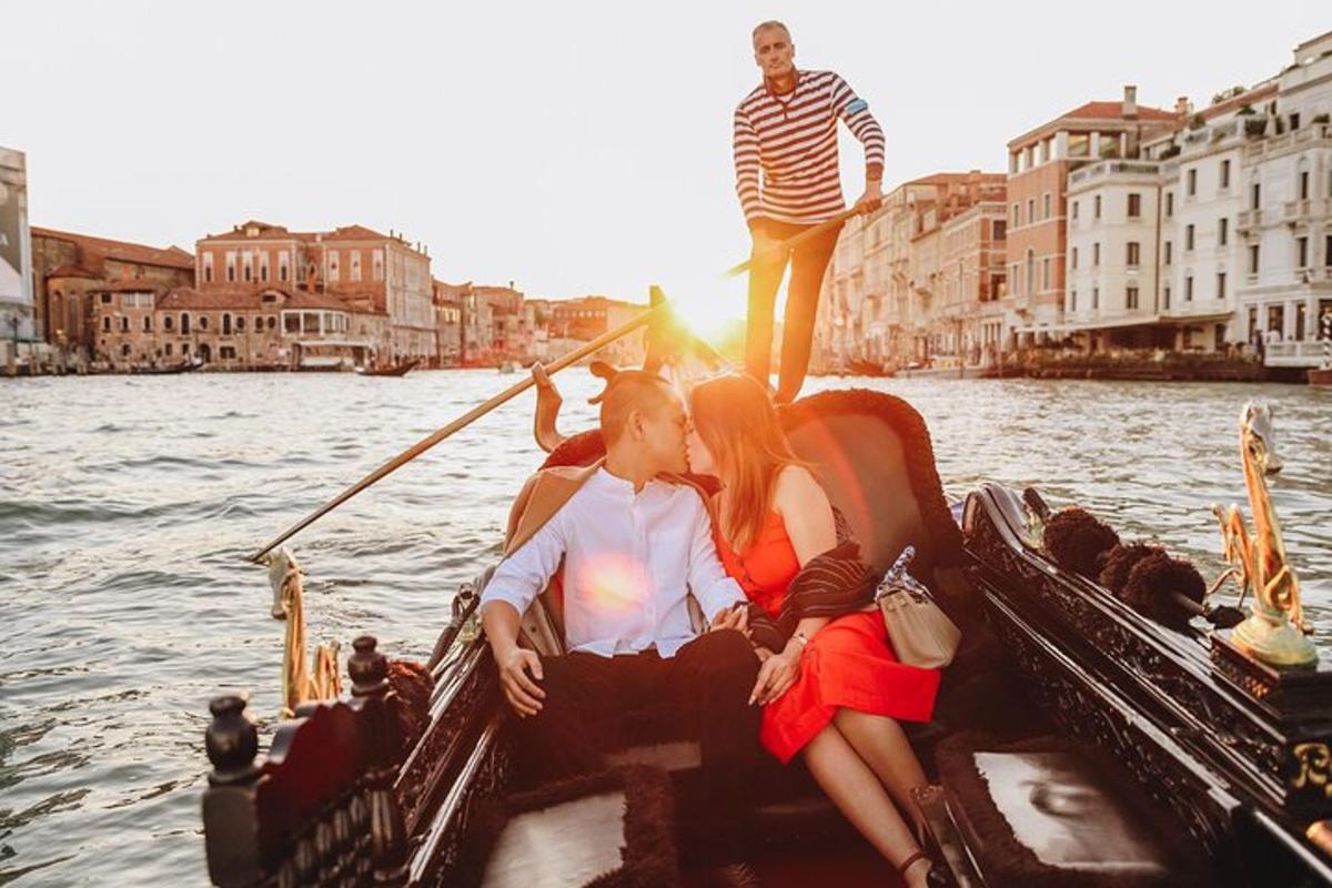 un gruppo di persone su una gondola in acqua