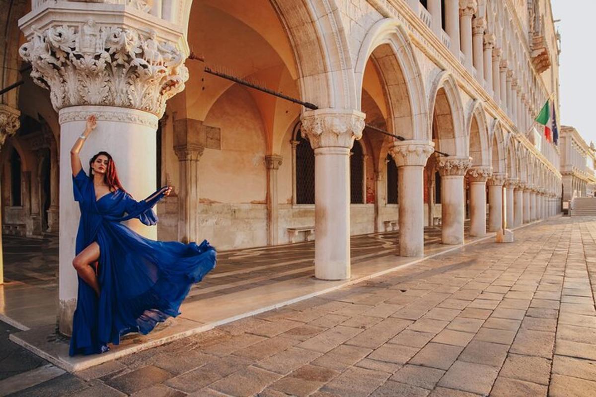 una donna in abito blu appoggiata a una colonna in un edificio