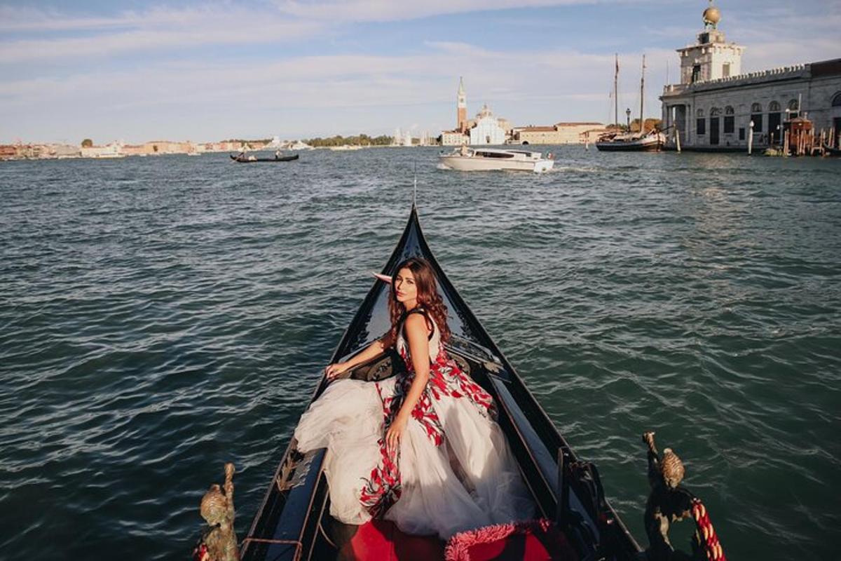 una donna in abito da sposa in una gondola sull'acqua