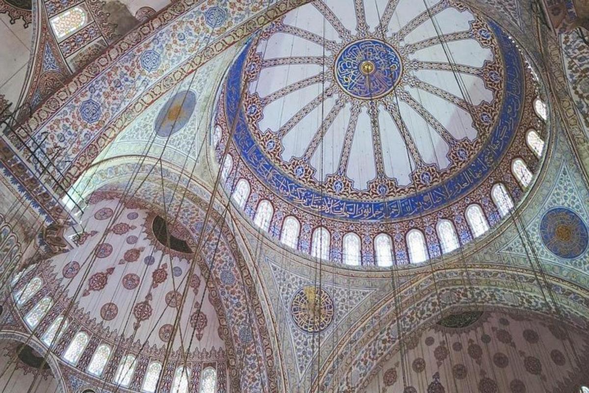 un sostre d'un edifici amb un blau i blanc