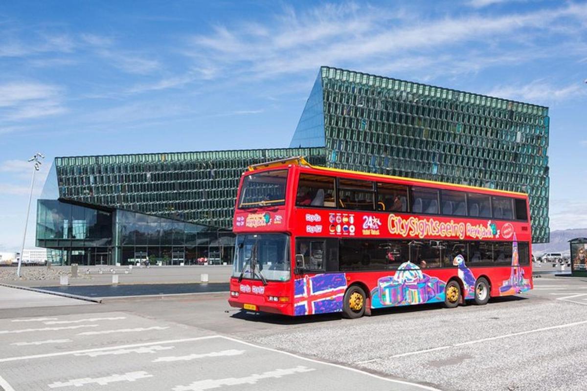 červený dvoupatrový autobus zaparkovaný před budovou
