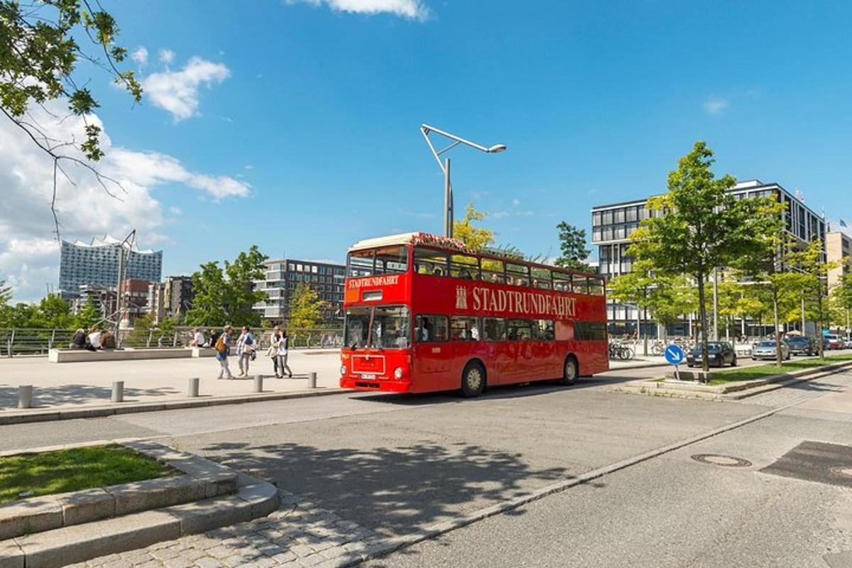 egy piros emeletes busz halad végig az utcán