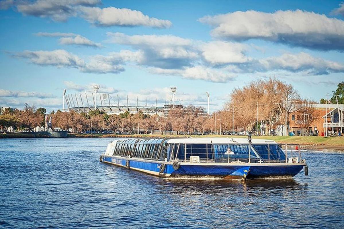 bot biru dan putih di sungai dengan stadium