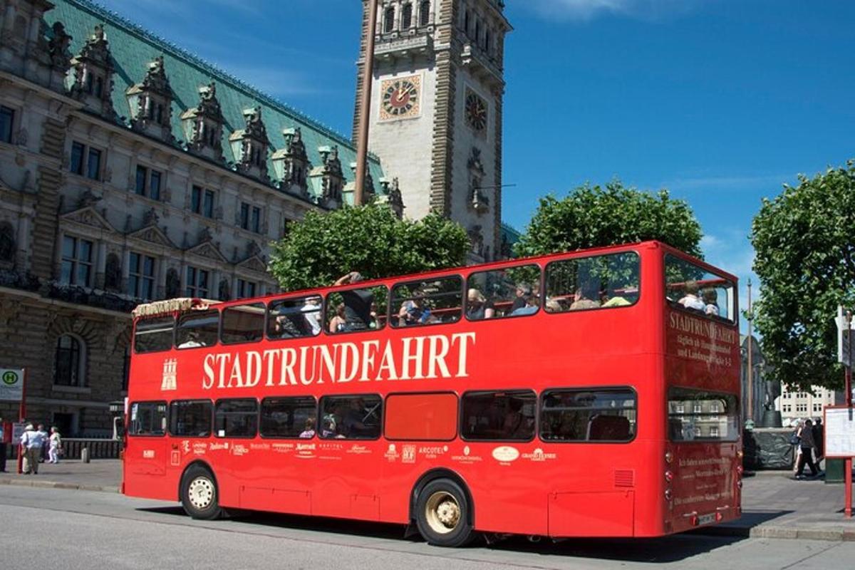 egy piros emeletes busz halad végig az utcán