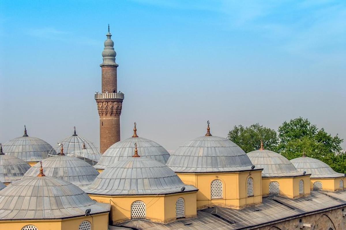 rühm mošeesid kuplite ja minaretiga