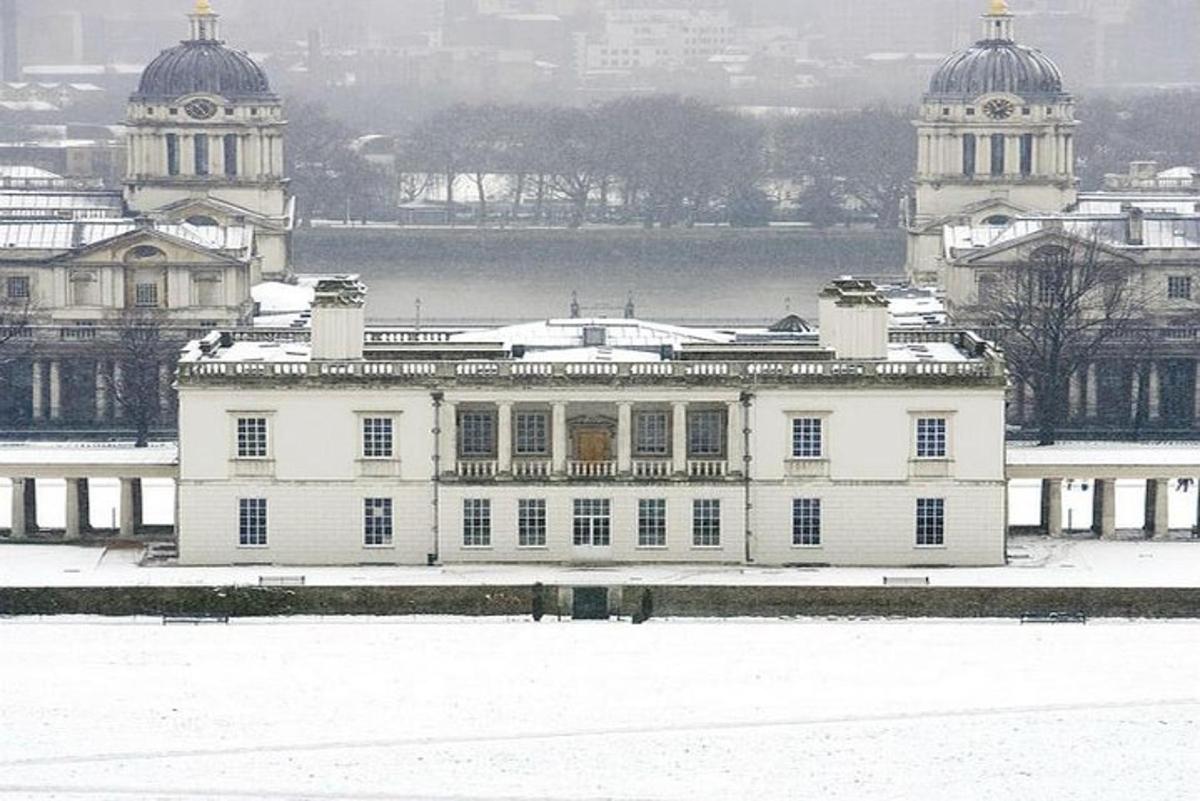 un gran edifici blanc amb neu a terra
