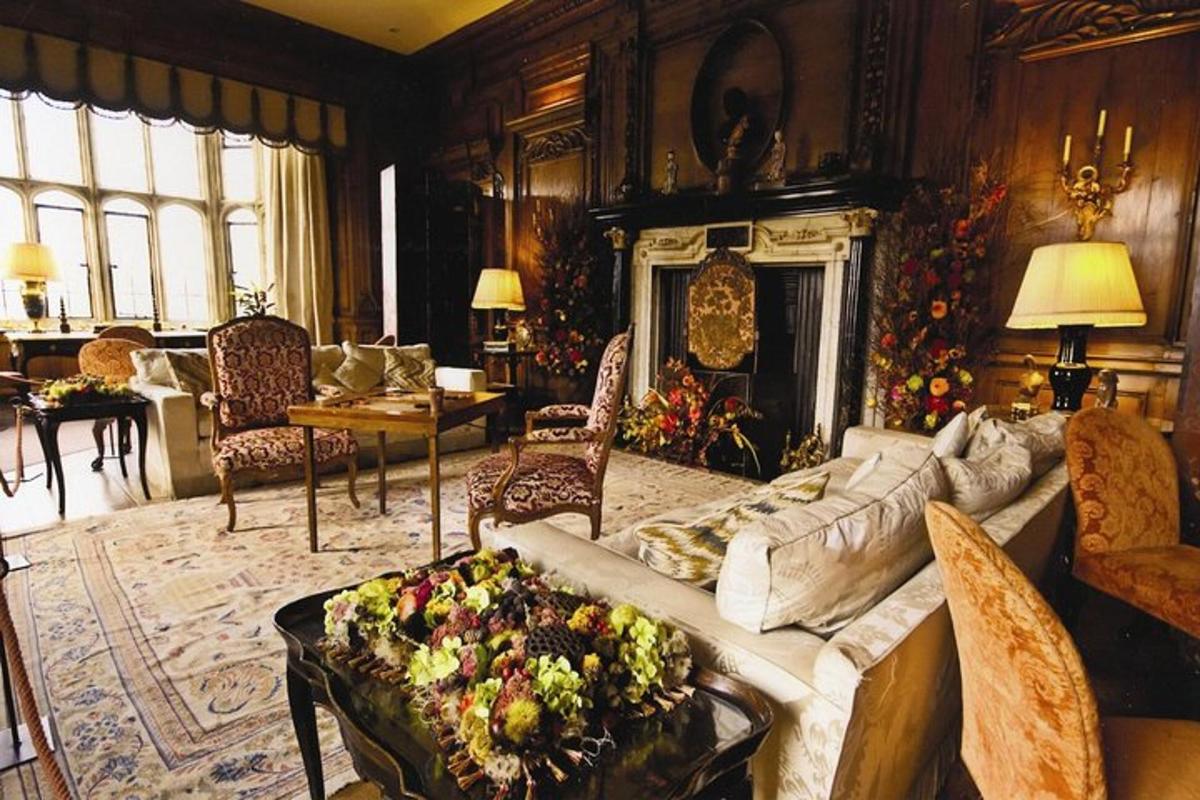 Una sala de estar con un sofá y una chimenea.