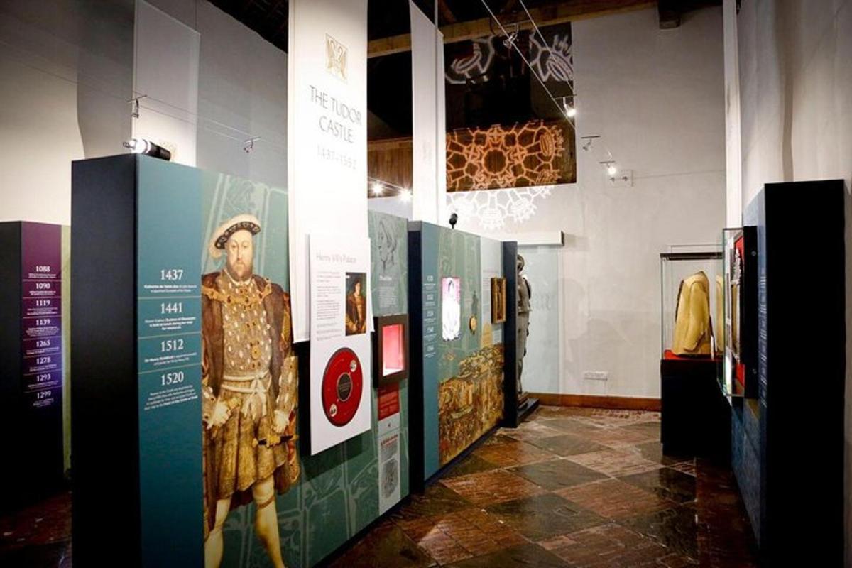una exposició de museu amb una estàtua d'un home