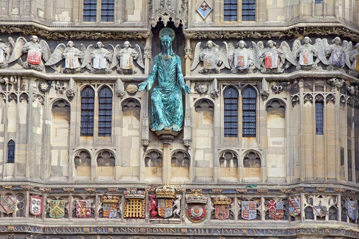 una estàtua d'una dona al costat d'un edifici