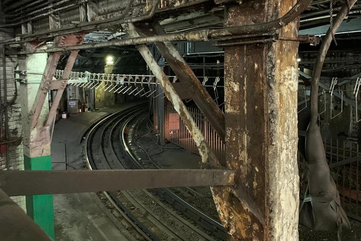 ein Tunnel mit Bahngleisen in einem Gebäude