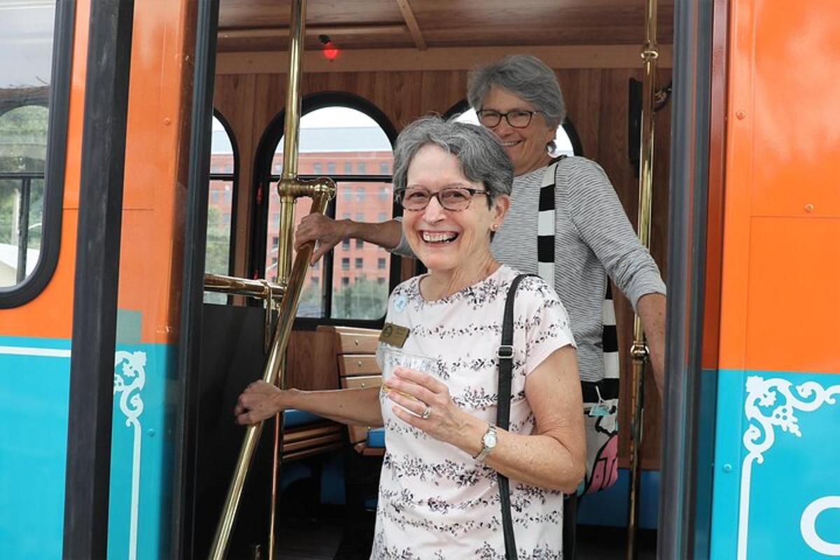 una donna anziana sta salendo su un autobus