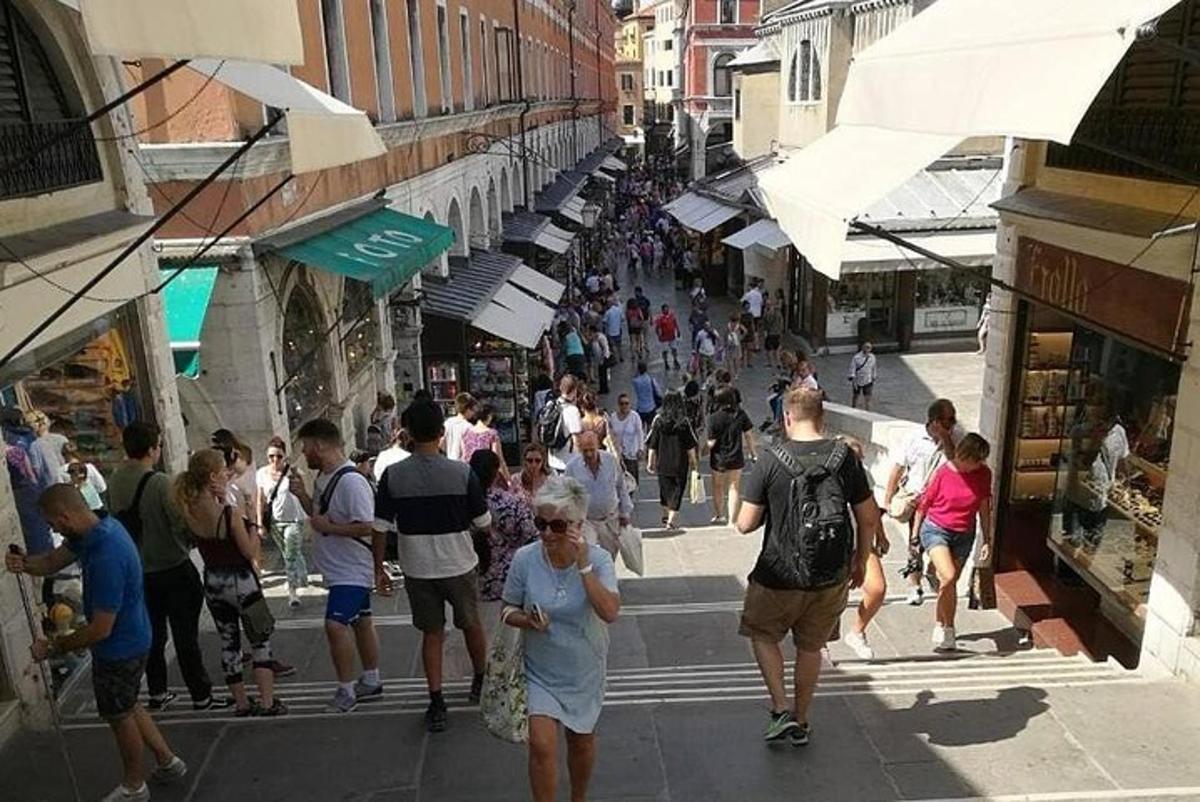 dav ľudí kráčajúcich po rušnej ulici
