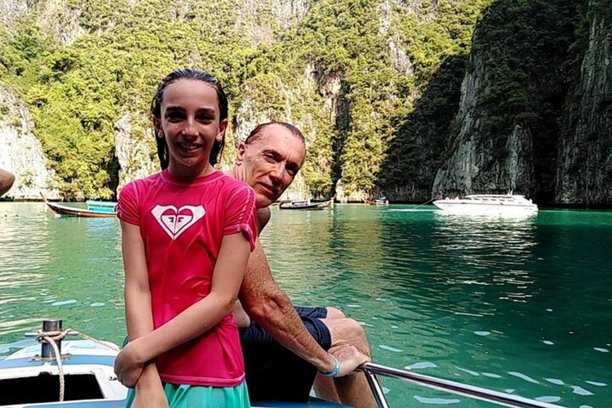 un uomo e una donna su una barca in acqua