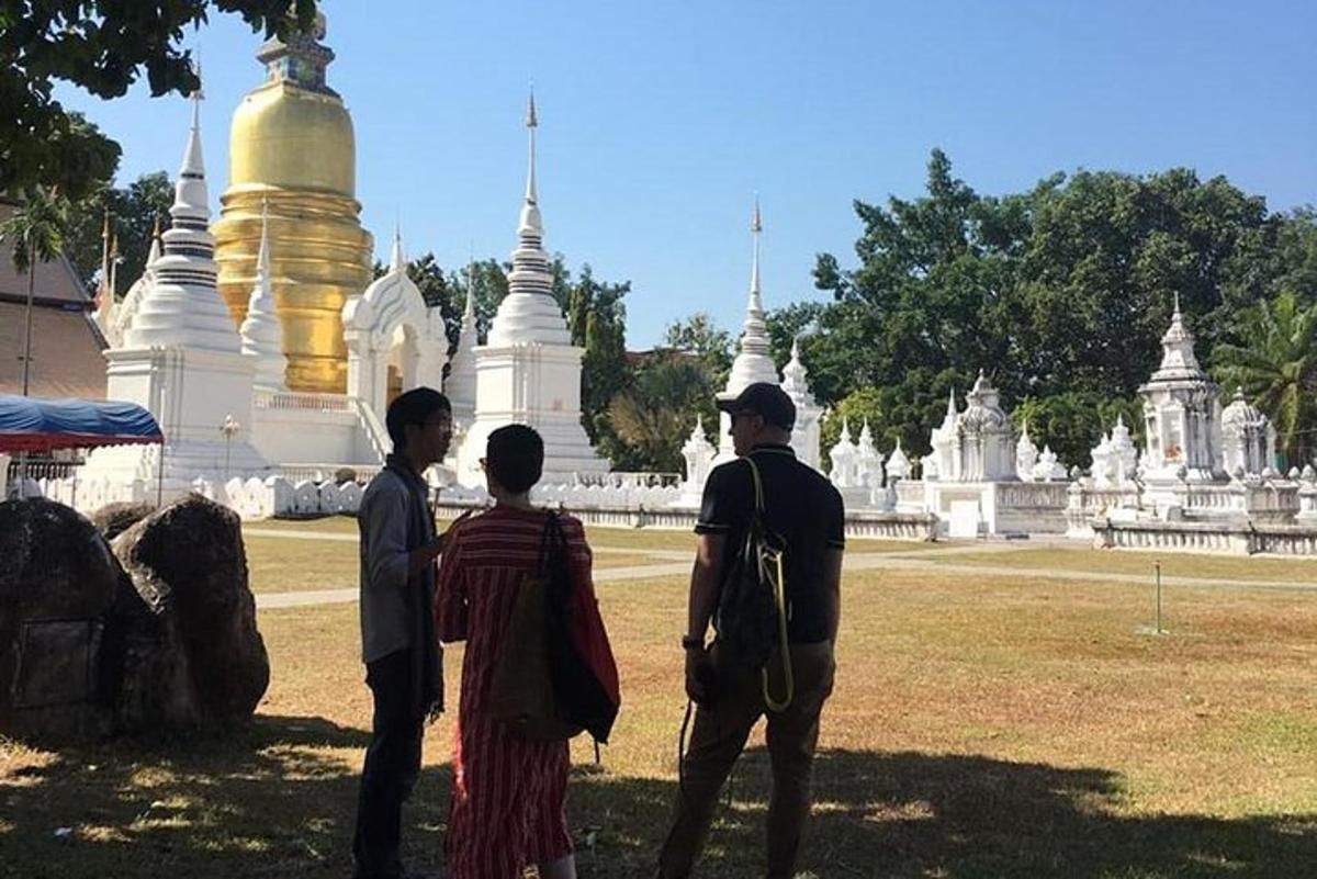 un gruppo di persone in piedi davanti a un tempio