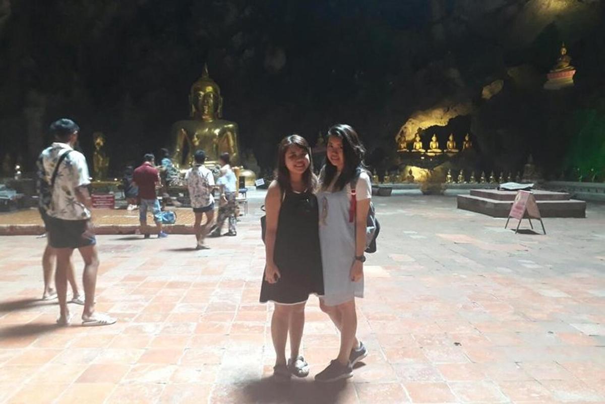 due donne in piedi davanti a un tempio