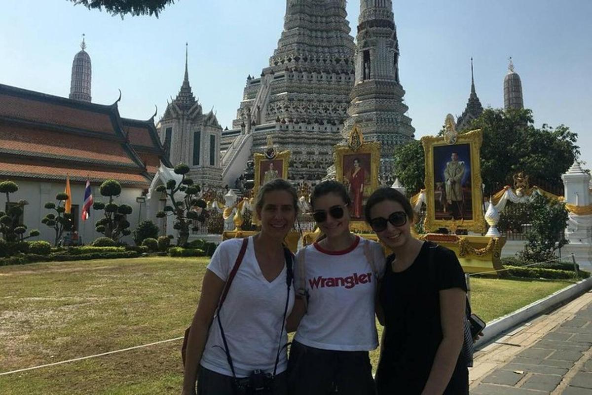 tre donne in piedi davanti a un tempio