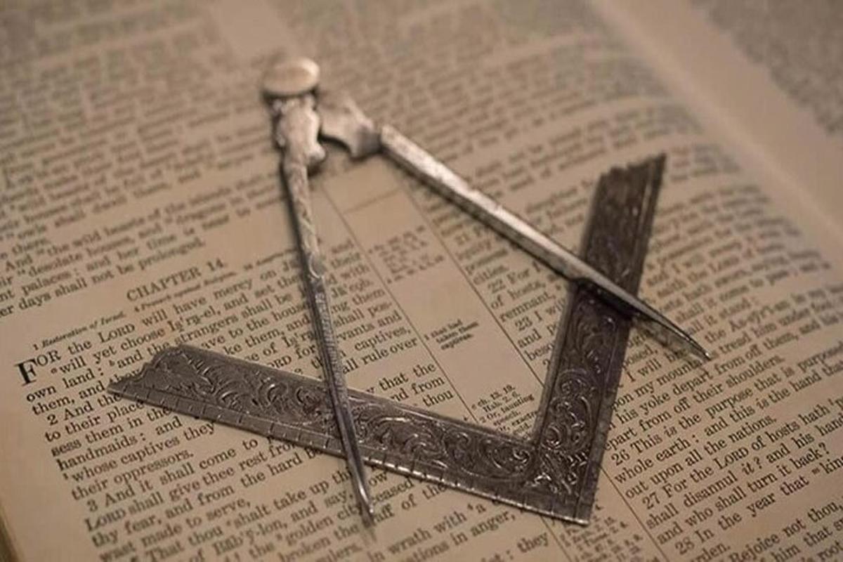 un piccolo oggetto metallico appoggiato sopra un libro