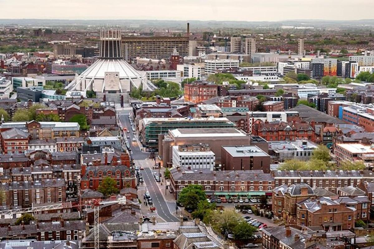 una vista aerea di una città con un edificio