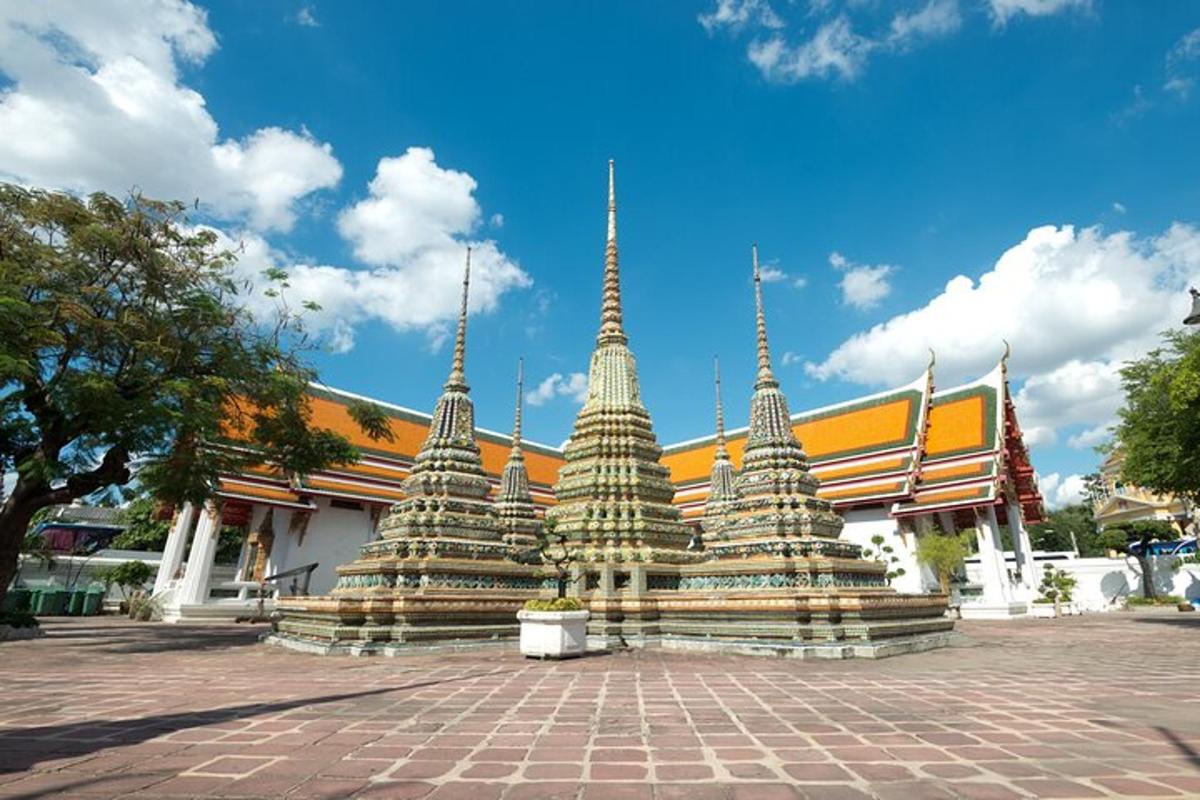 sebuah bangunan dengan beberapa pagoda di depannya