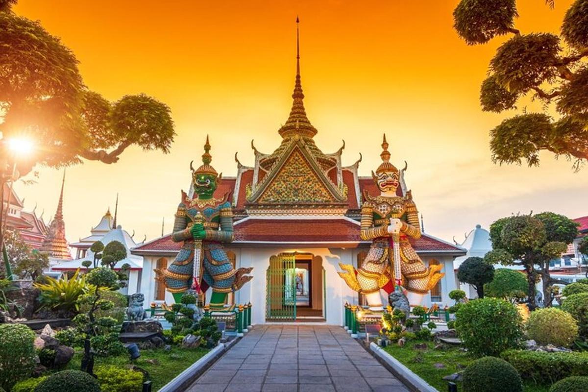 um templo nas Filipinas ao pôr do sol