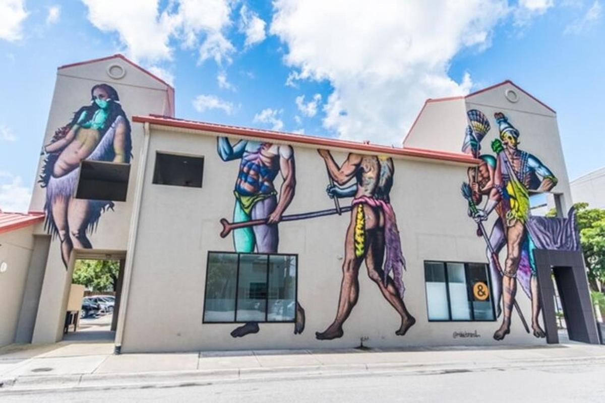 un murale di uomini sul lato di un edificio