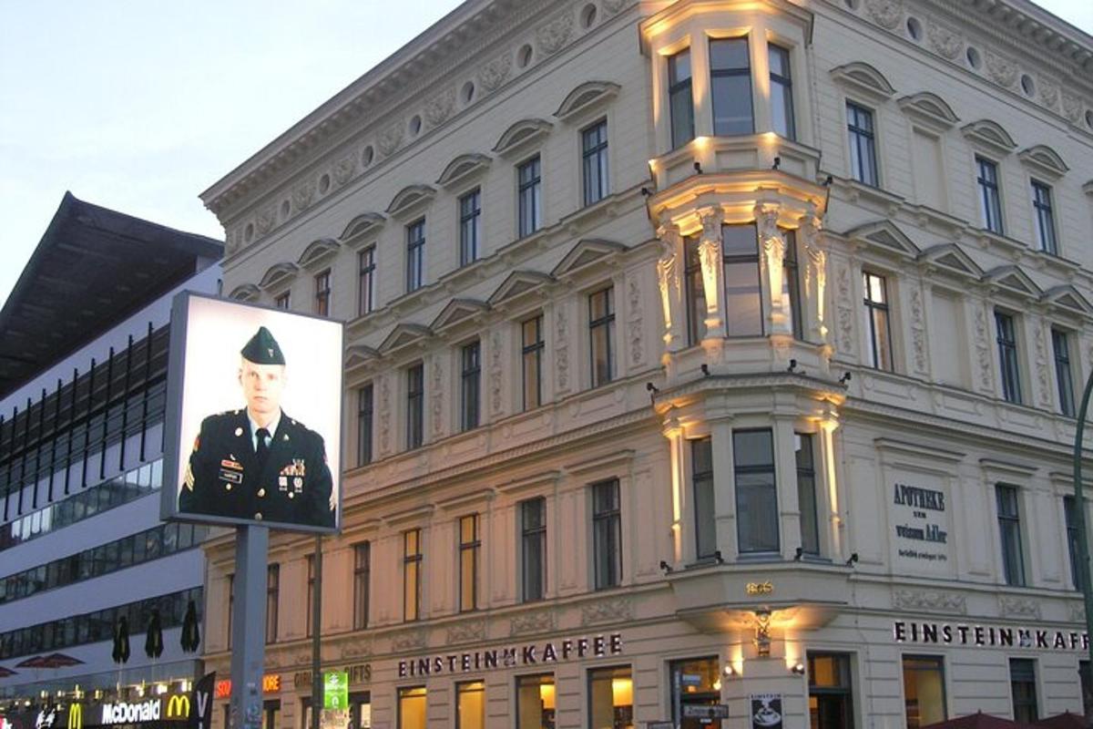 budova s plakátem muže ve vojenské uniformě