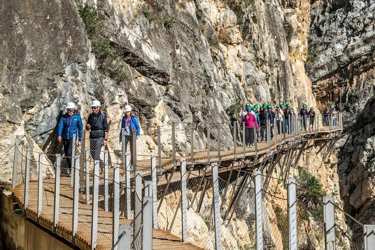een groep mensen die over een brug op een berg loopt