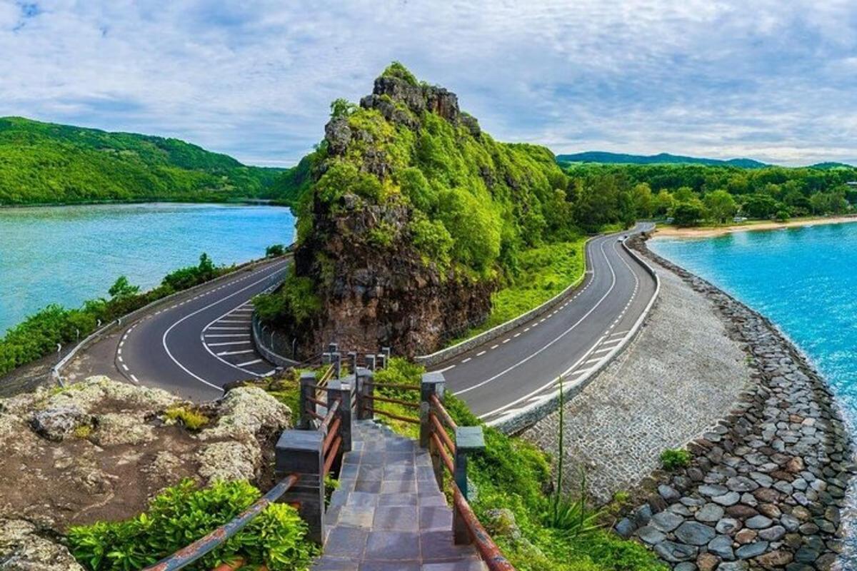 una strada vuota sul lato di un lago