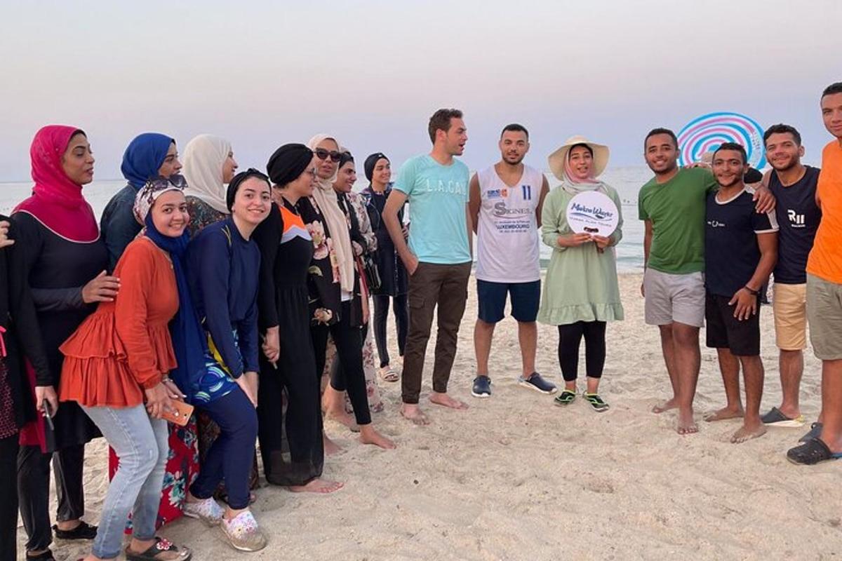 un gruppo di persone in posa per una foto sulla spiaggia