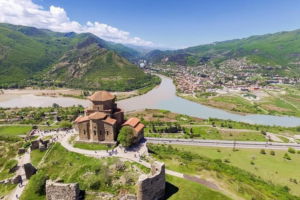 un vecchio castello su una collina vicino a un fiume