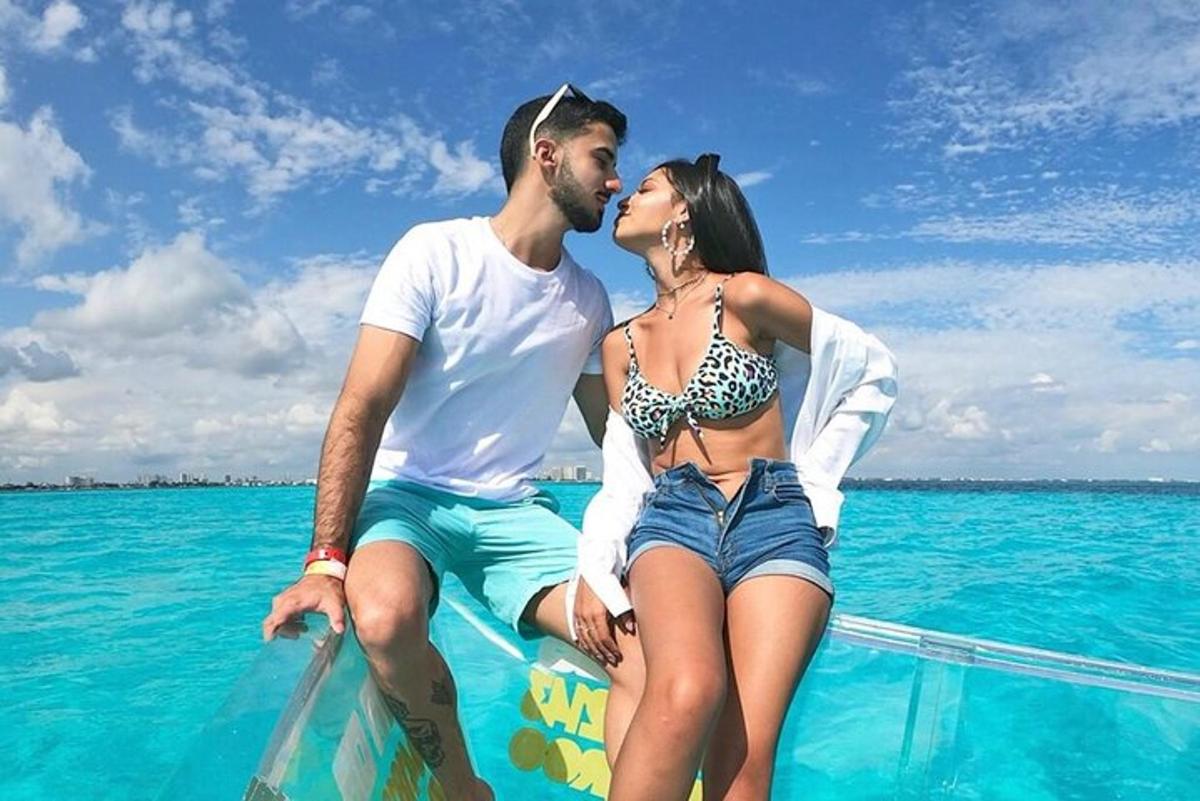 un uomo e una donna seduti su una barca in acqua
