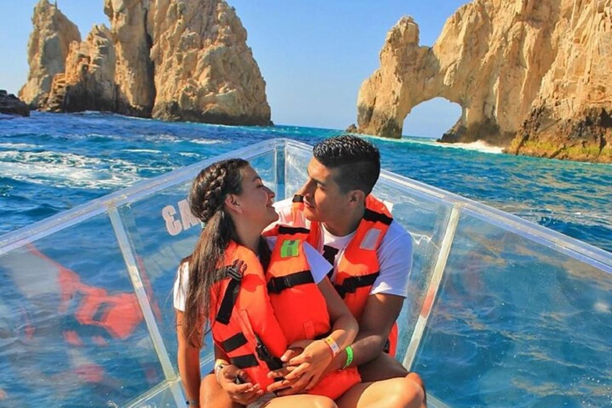 un uomo e una donna seduti su una barca in acqua