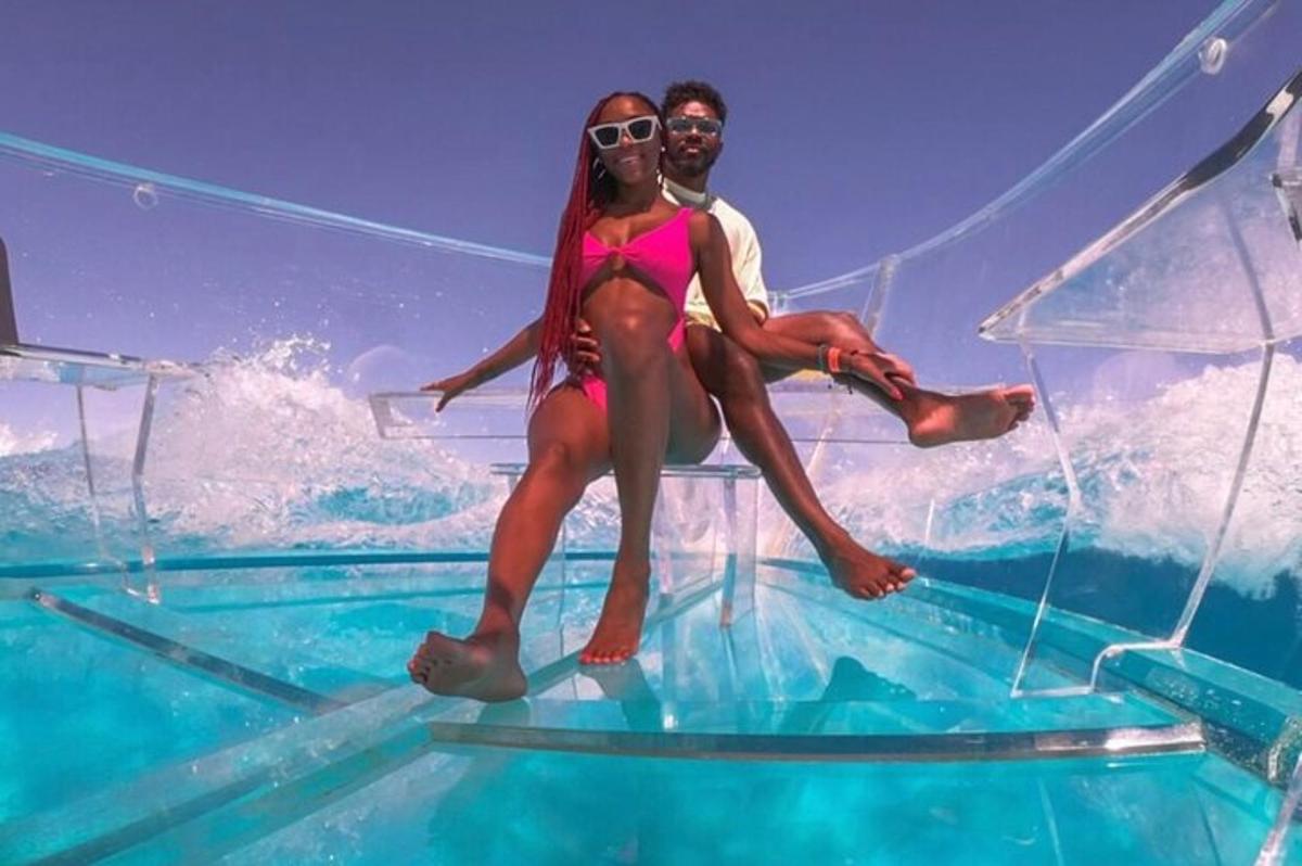 un uomo e una donna in piedi nell'acqua
