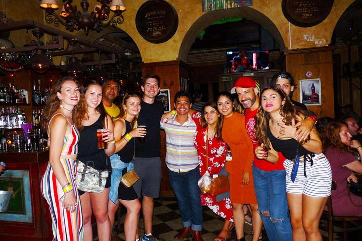 un grup de persones posant per a una foto en un bar