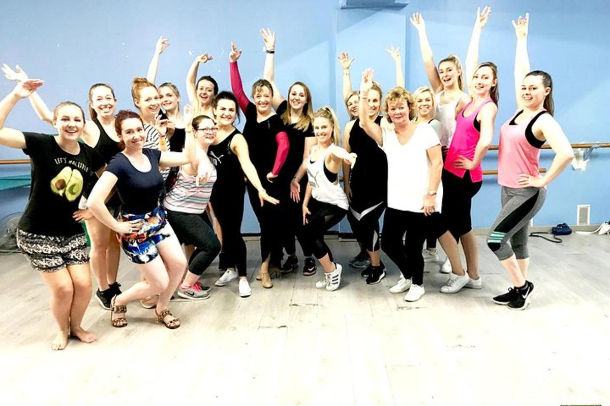 un grup de dones posant per a una foto en una classe de dansa