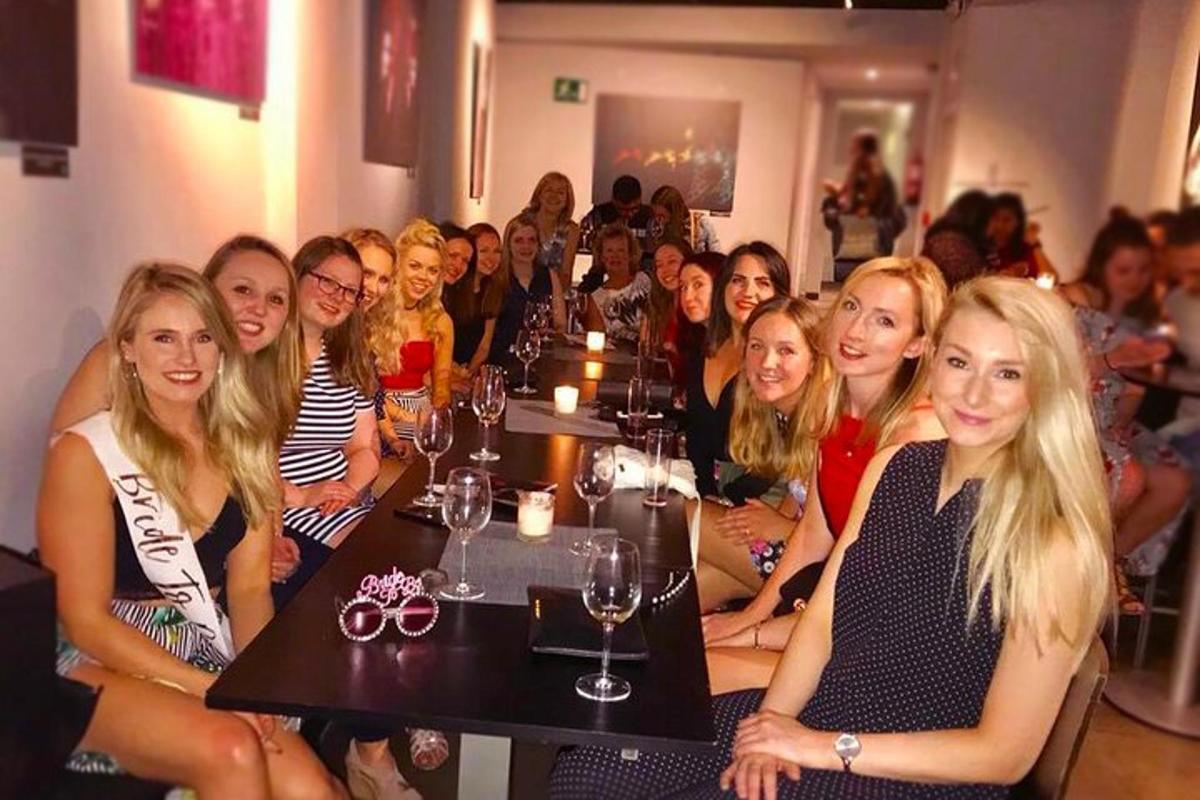 un grup de dones assegudes a una taula en un restaurant