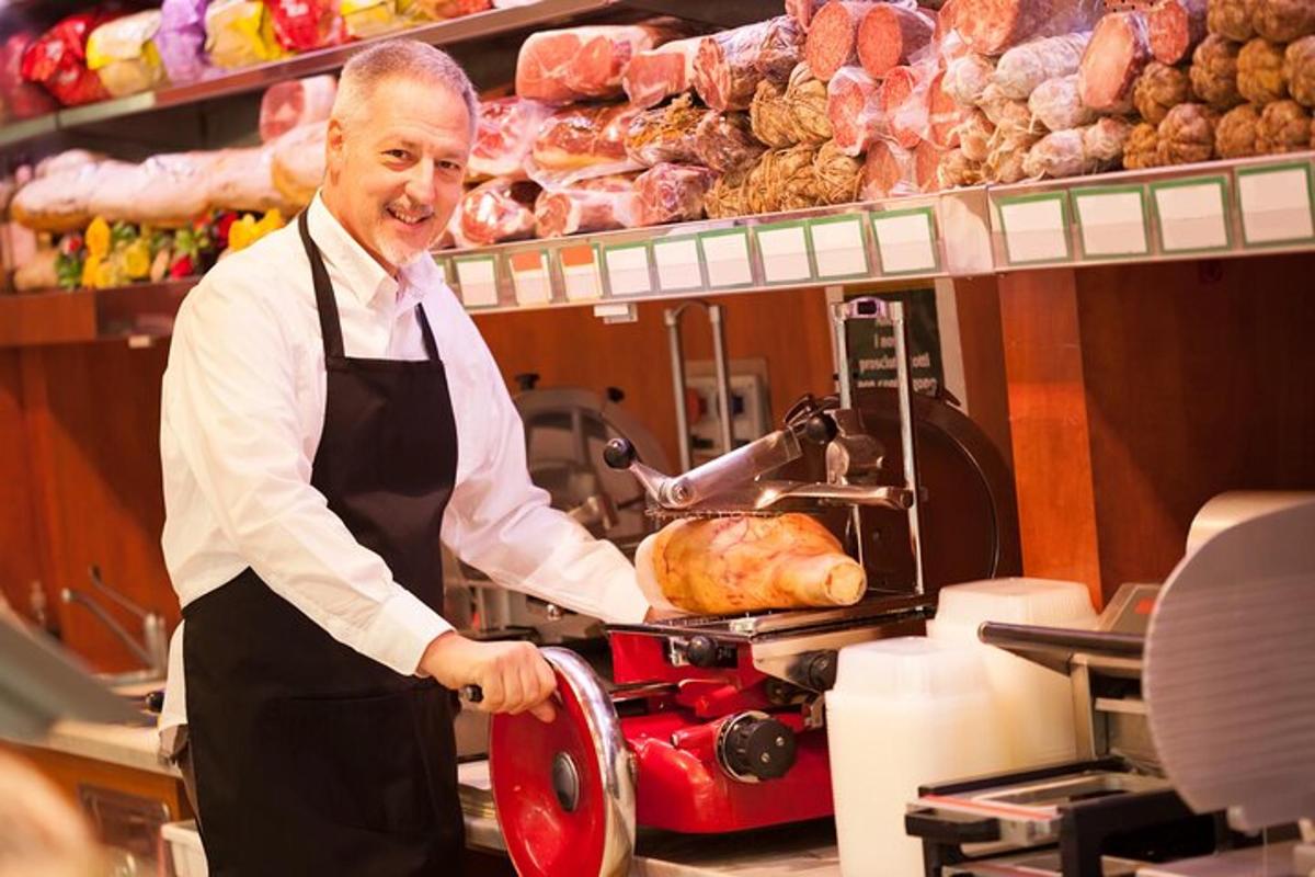 un uomo in cucina che prepara un tacchino alla griglia