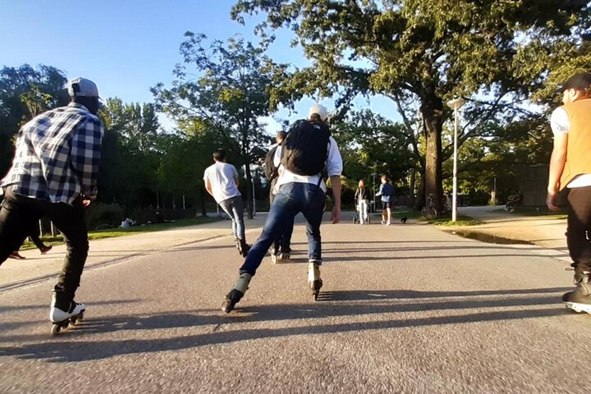 skupina lidí jezdících na skateboardu po ulici