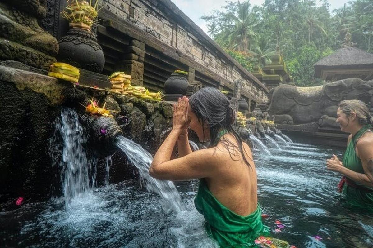 Una mujer parada en el agua en una fuente.