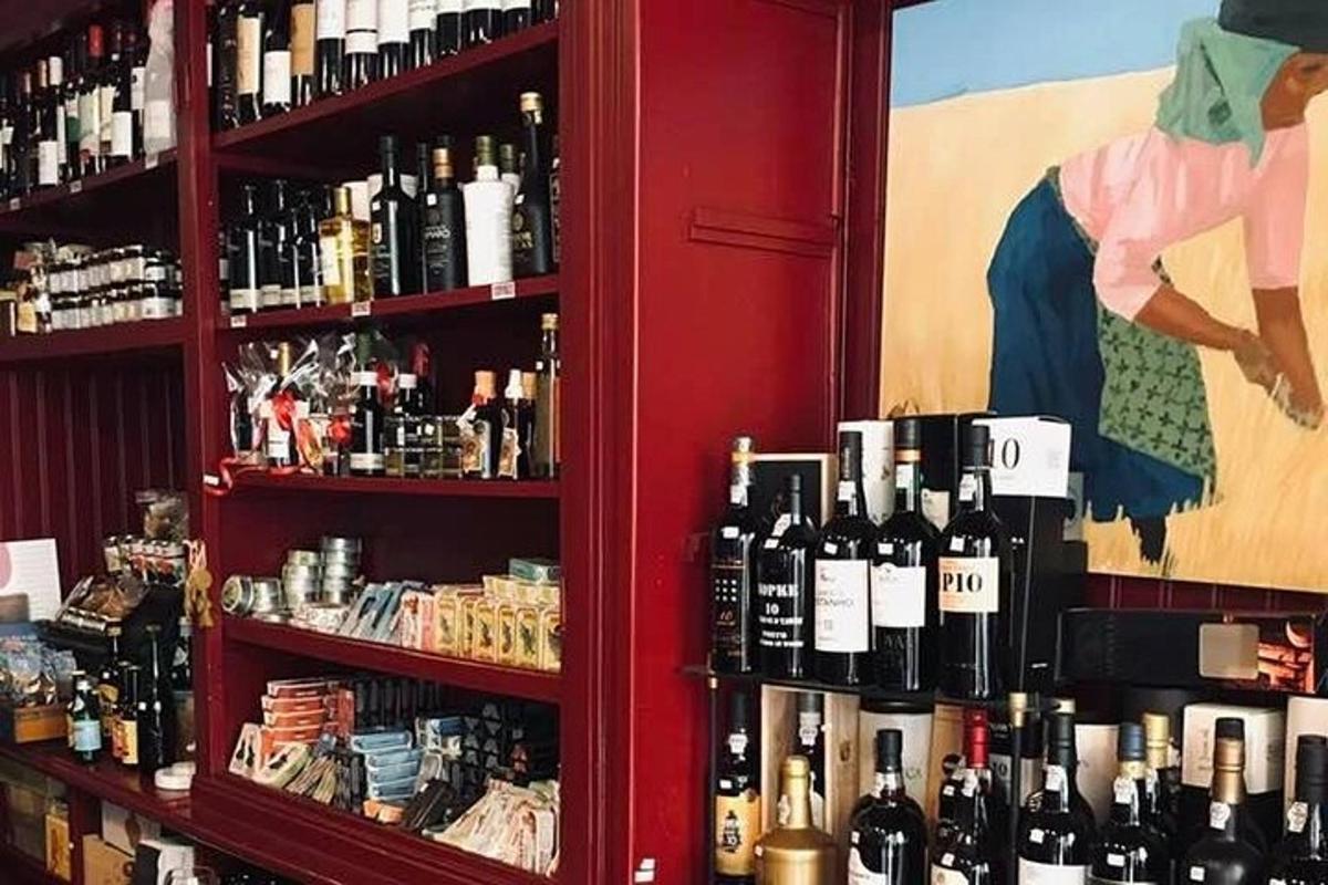 ένα δωμάτιο γεμάτο με πολλά μπουκάλια κρασί