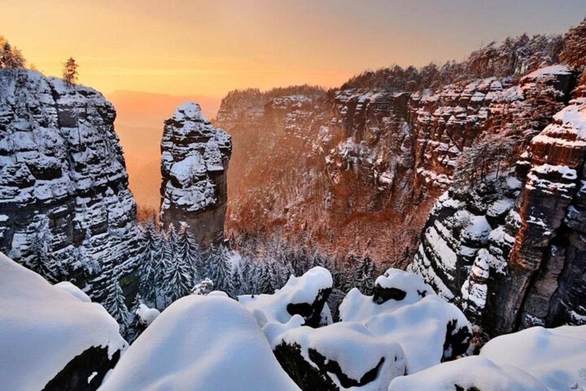 pemandangan Grand Canyon yang tertutup salju