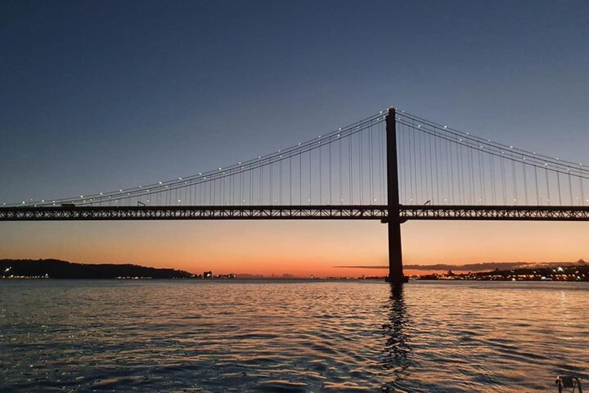 uma ponte sobre um corpo de água ao pôr do sol