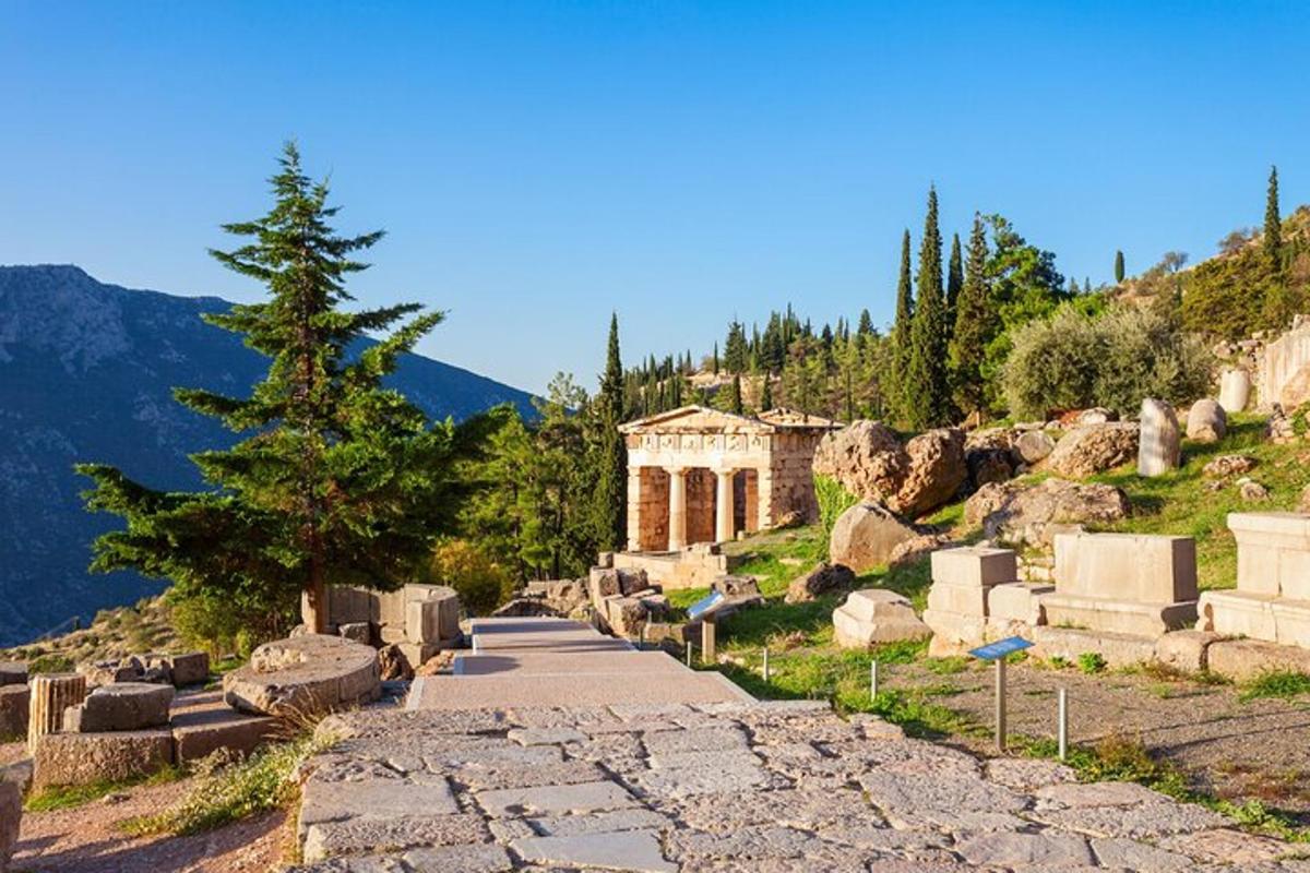 un cimitero con un edificio su una collina
