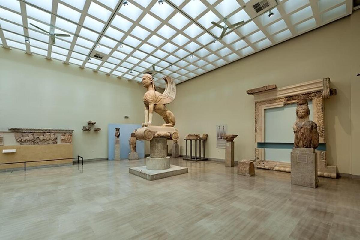 un museo con una statua di una donna in una stanza