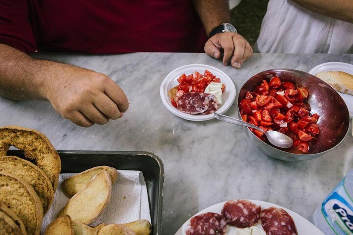un hombre sentado en una mesa con una bandeja de comida