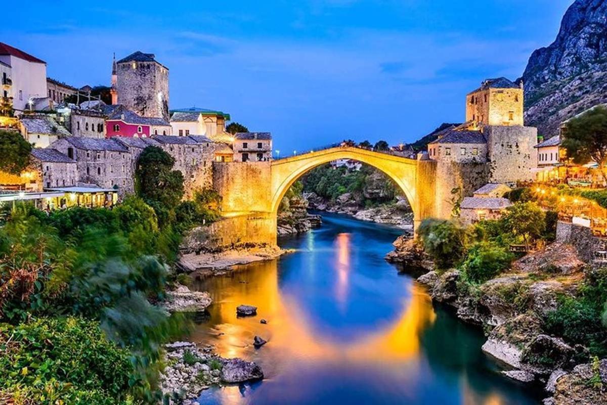 un vecchio ponte sopra un fiume in una città