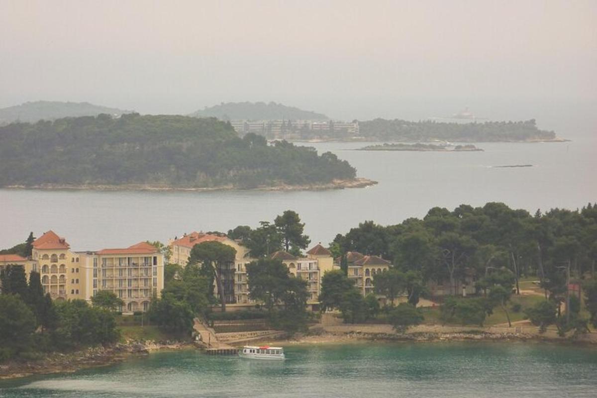 un edifici en un turó al costat d'una massa d'aigua