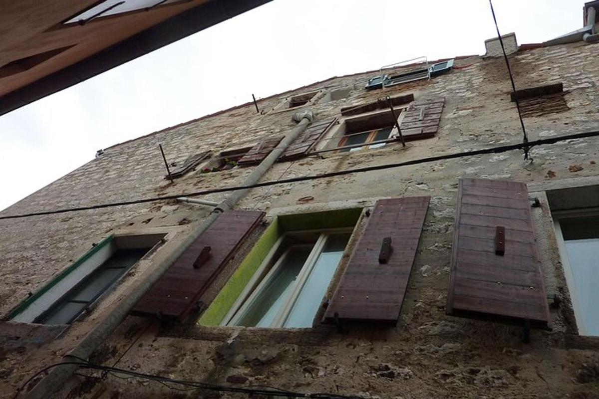 Un viejo edificio de ladrillo con ventanas cerradas.